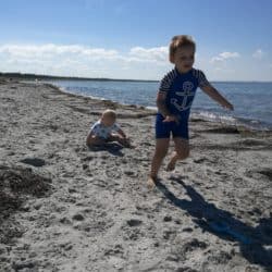 Børneleg på stranden