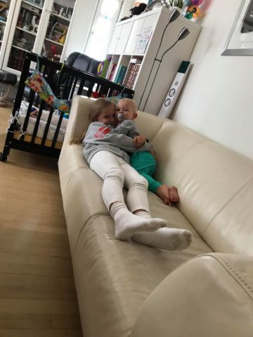 Mit ønske om en lys sofa var bedre i teori end praksis.. heldigvis er den god til kram. Her er det min niece Emily og Titan der hygger